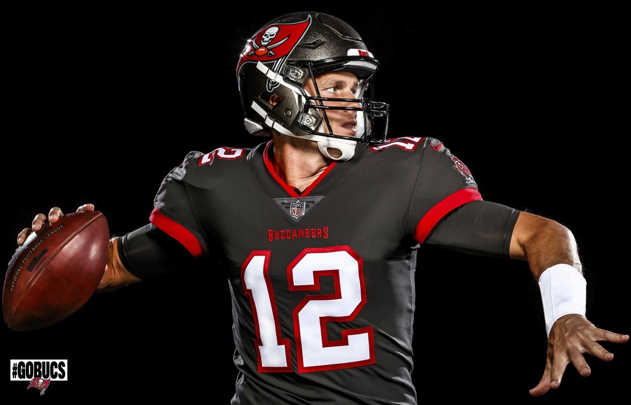 バッカニアーズが新ジャージーを着たQBブレイディをお披露目 | NFL