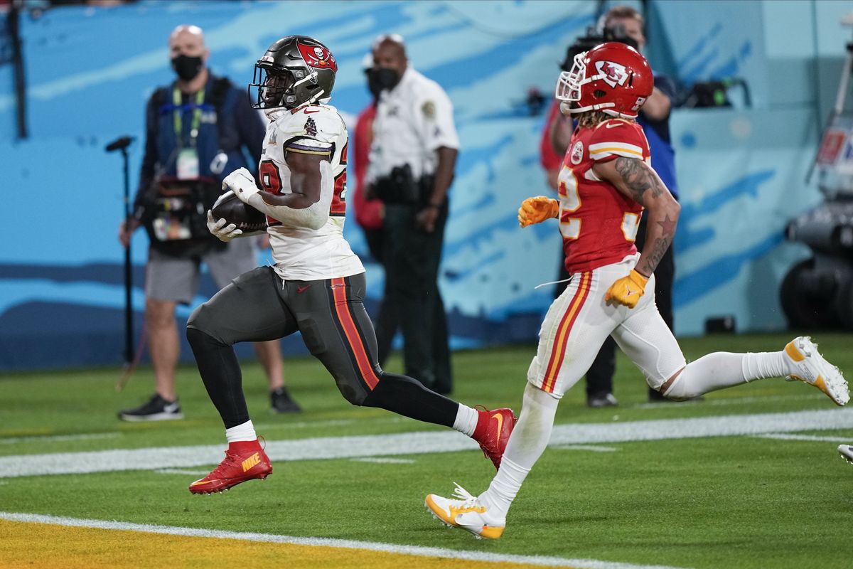 バッカニアーズRBフォーネットがナンバーを7に変更 | NFL JAPAN.COM