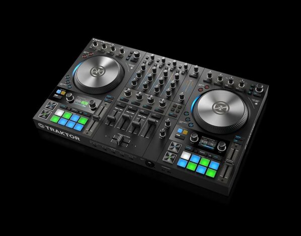 TRAKTOR KONTROL S4 | 製品 | Native Instruments（正規輸入代理店）