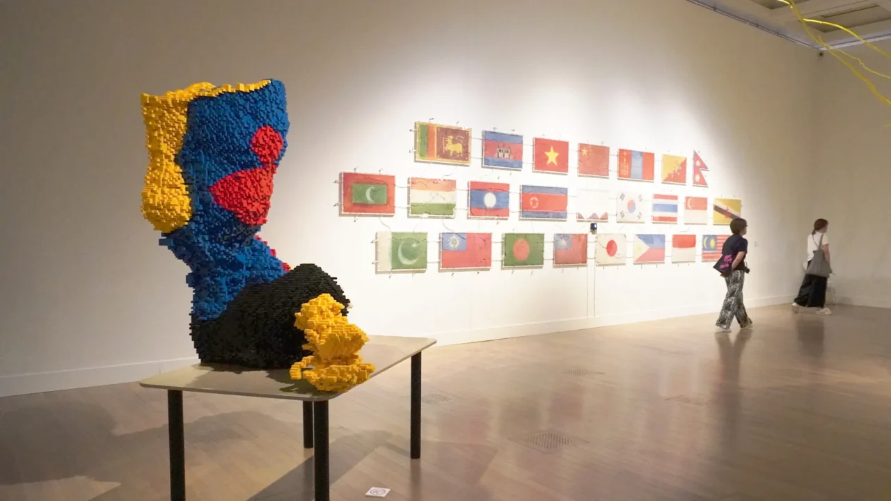 平成初期の日本美術を振り返る。村上隆や奈良美智ら50組以上集結の展示