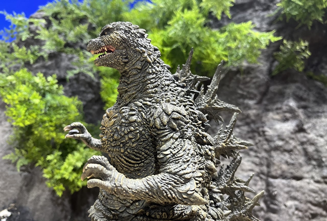 話題沸騰！】東宝映像美術が手掛けた伝説の『ゴジラ-1.0』背びれ付き