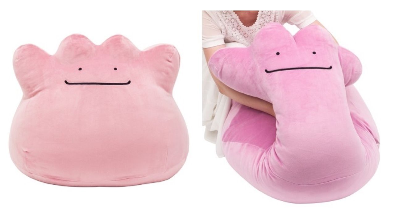 超ビッグサイズの「メタモン」ぬいぐるみがあらわれた！抱きしめる