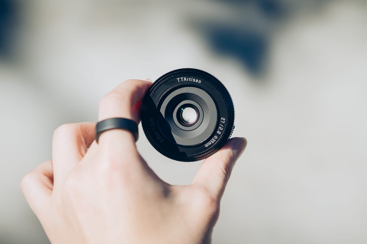 軽量で味のある写真が撮れる単焦点レンズ。TTArtisan AF 27mm f/2.8 E