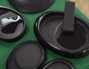 那智黒石で作られる「皇室献上硯」山口光峯堂／和歌山県那智勝浦町