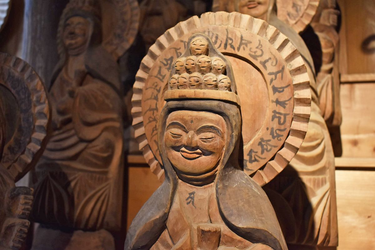 木喰上人が彫り上げた33体の観音像。木喰仏35体が圧巻の「小栗山木喰