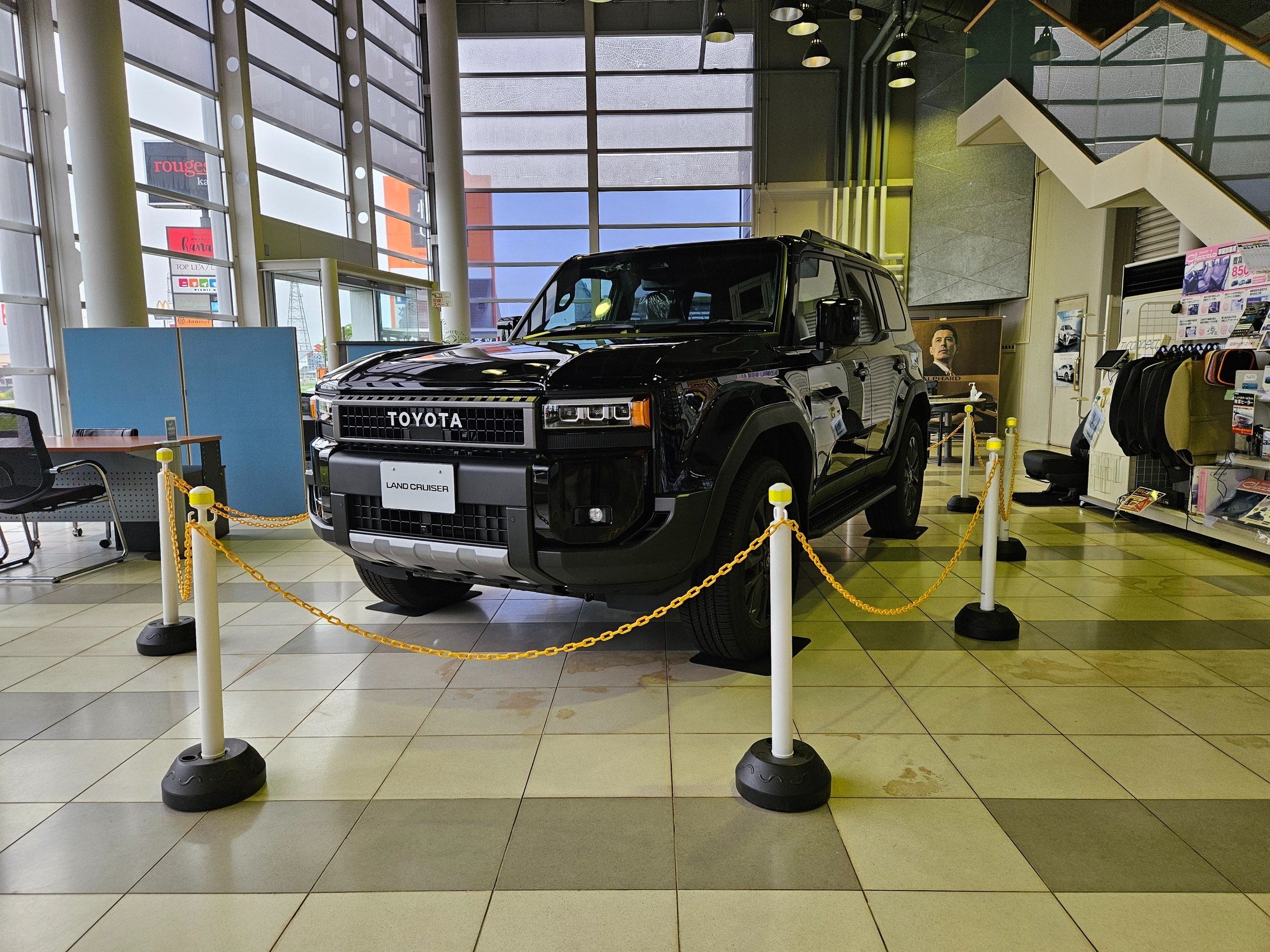 受注受付上限に達してしまっているランクル250展示中！