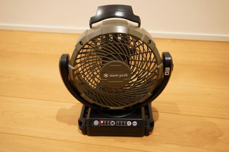 スノーピークのフィールドファンがキャンプでも室内でも持ち運びできて
