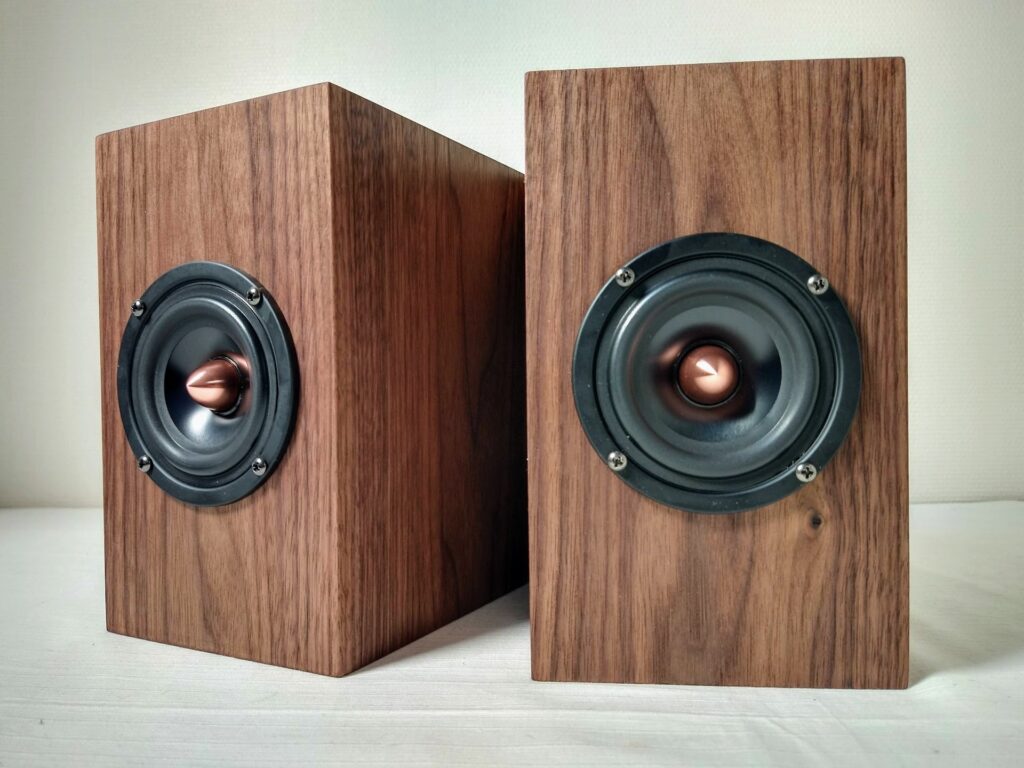 ParcAudio✕ウォールナット材100%使用 ハンドメイド密閉型スピーカー