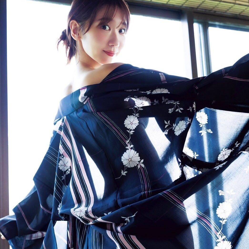 お湯の中見えてる？」33歳元AKB〝入浴中〟で豊満ボディ披露に「100万