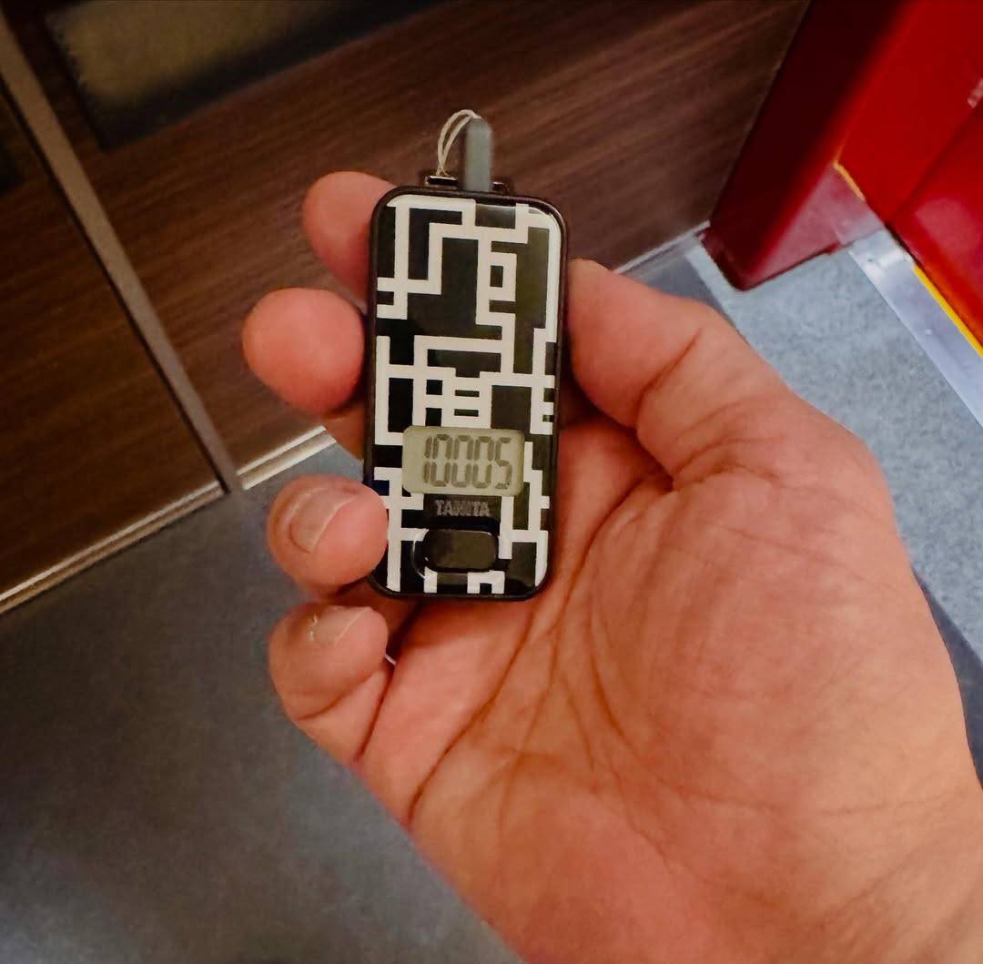 めちゃくちゃ欲しい」布袋寅泰〝あの柄〟の歩数計が話題「かっこよすぎ