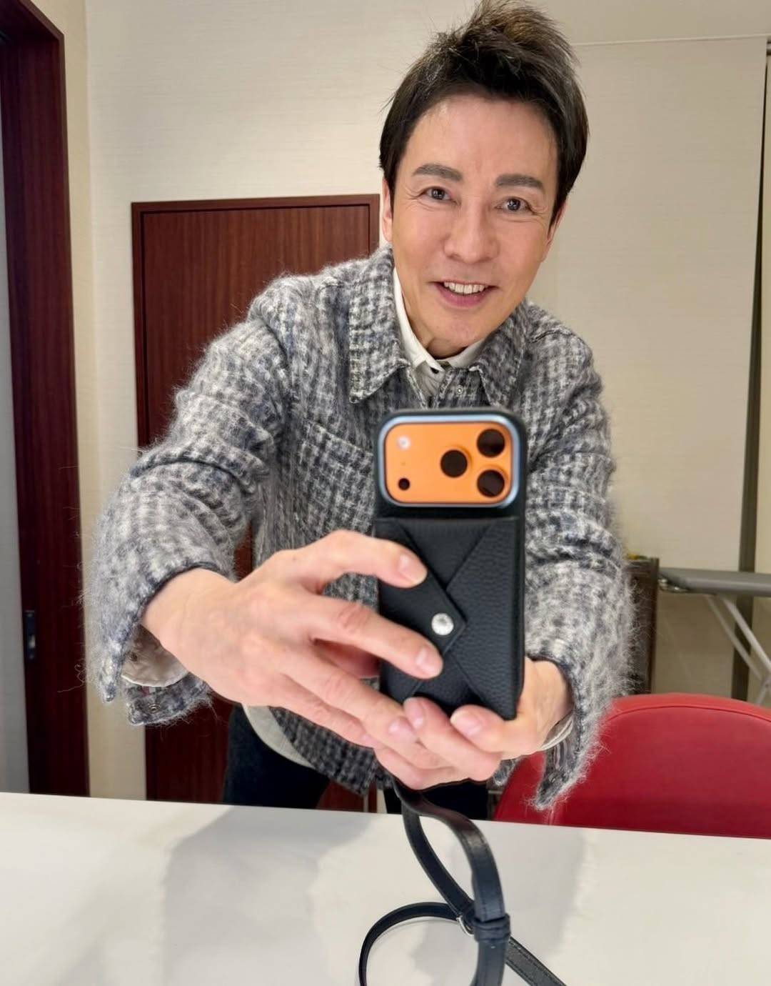 眼も心も覚めました」70歳郷ひろみ〝鏡越し自撮り〟に「ひろみの鏡越し