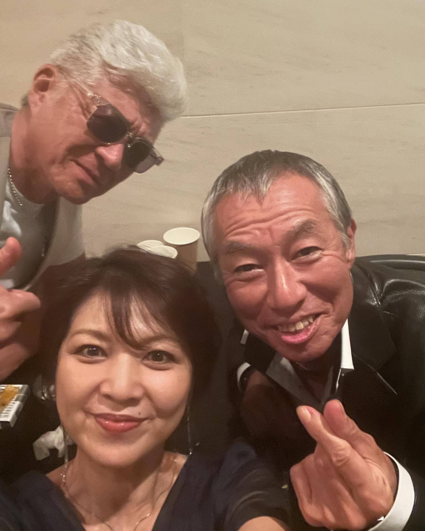 室井さん笑」人気女優が特徴的な口元も完璧再現!? 柳葉敏郎と3ショット