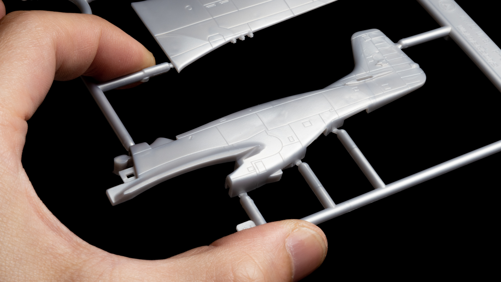 999円のプラモデルで飛び込むヒコーキ模型の世界。エンジンもあるよ