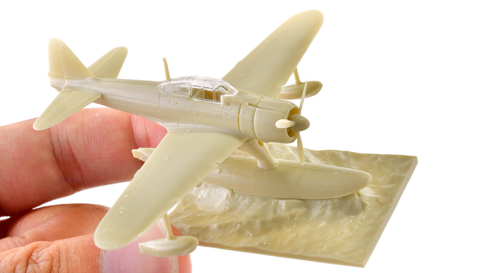 小さな海と小さな飛行機」で味わうドラマチックな飛行機模型のお味