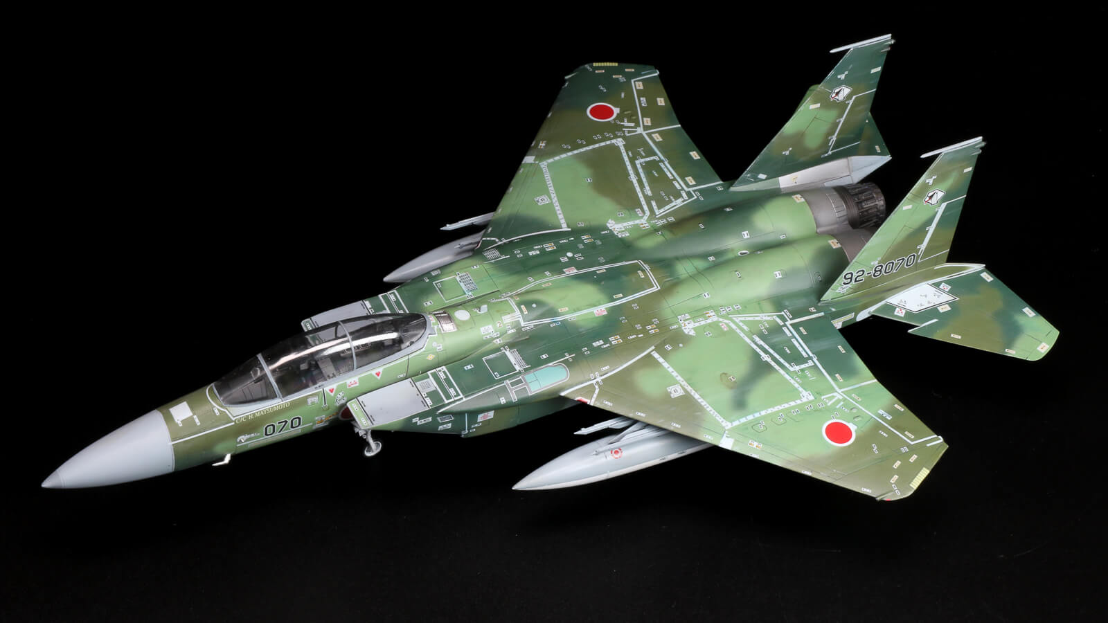 グレーの上からグリーンを重ねよ。アグレッサー塗装で「日本の防空を