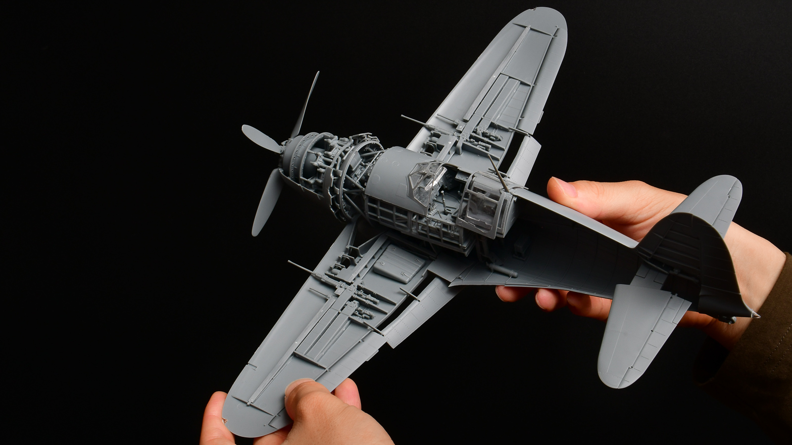 エンジンとコクピットの圧倒的存在感に酔いしれる！待望の再販となる