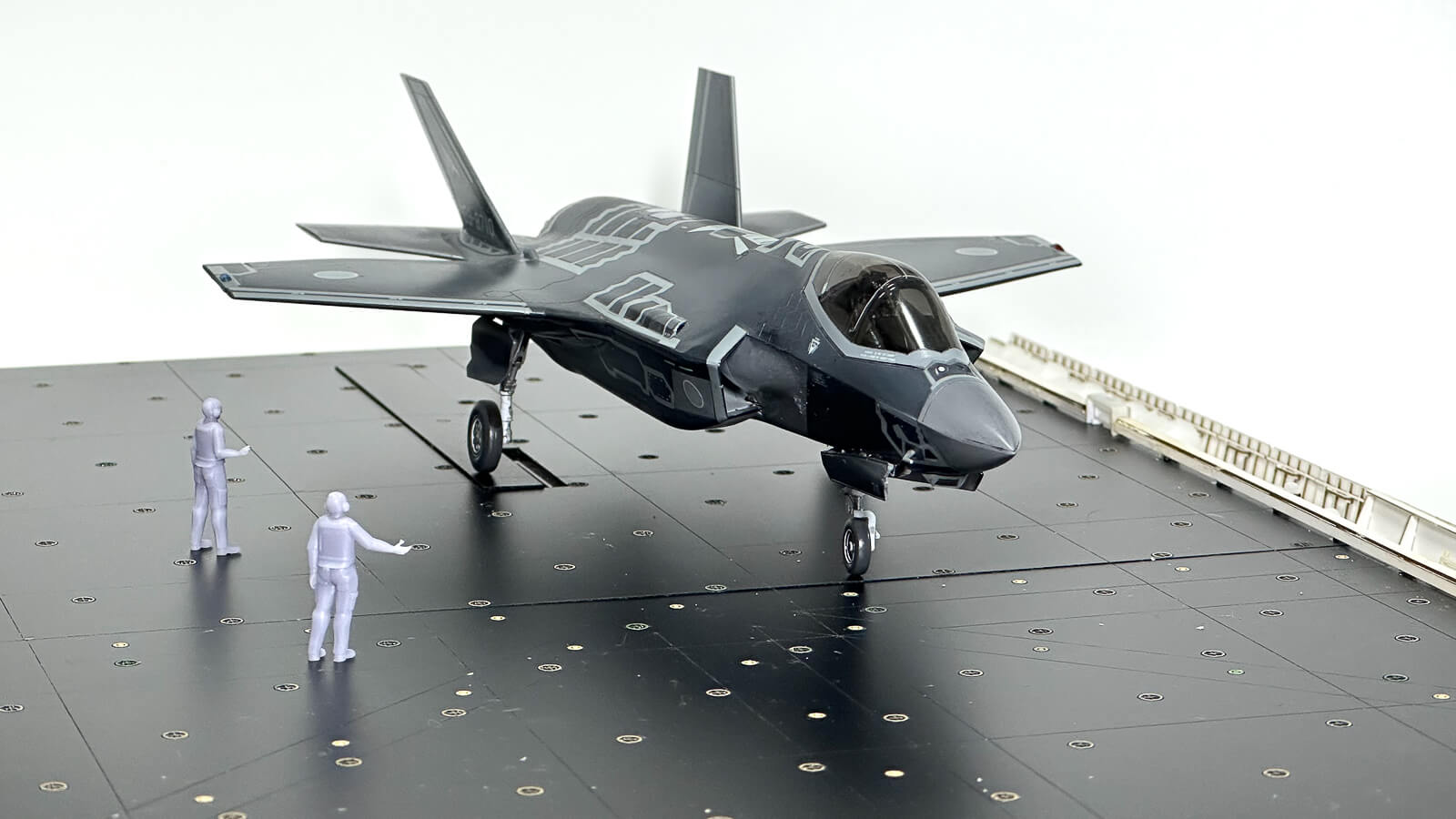 飛行機模型の究極台座！猿島工廠「1/72 いずも型ジオラマベース」で