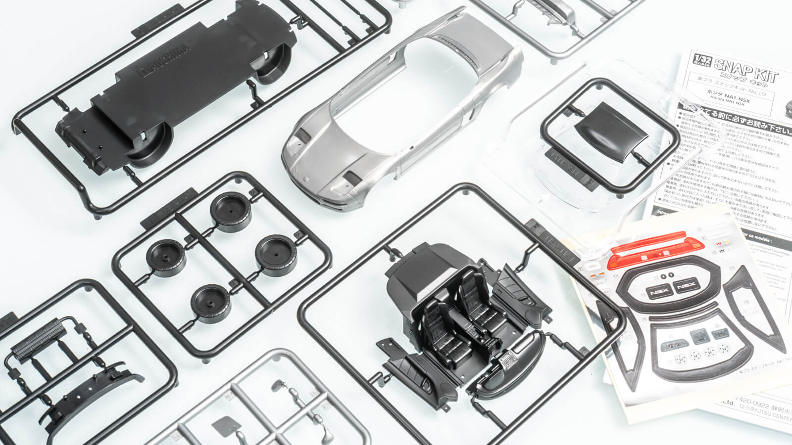 この連休にピッタリの快速プラモ、アオシマのNSXを組み立てよう