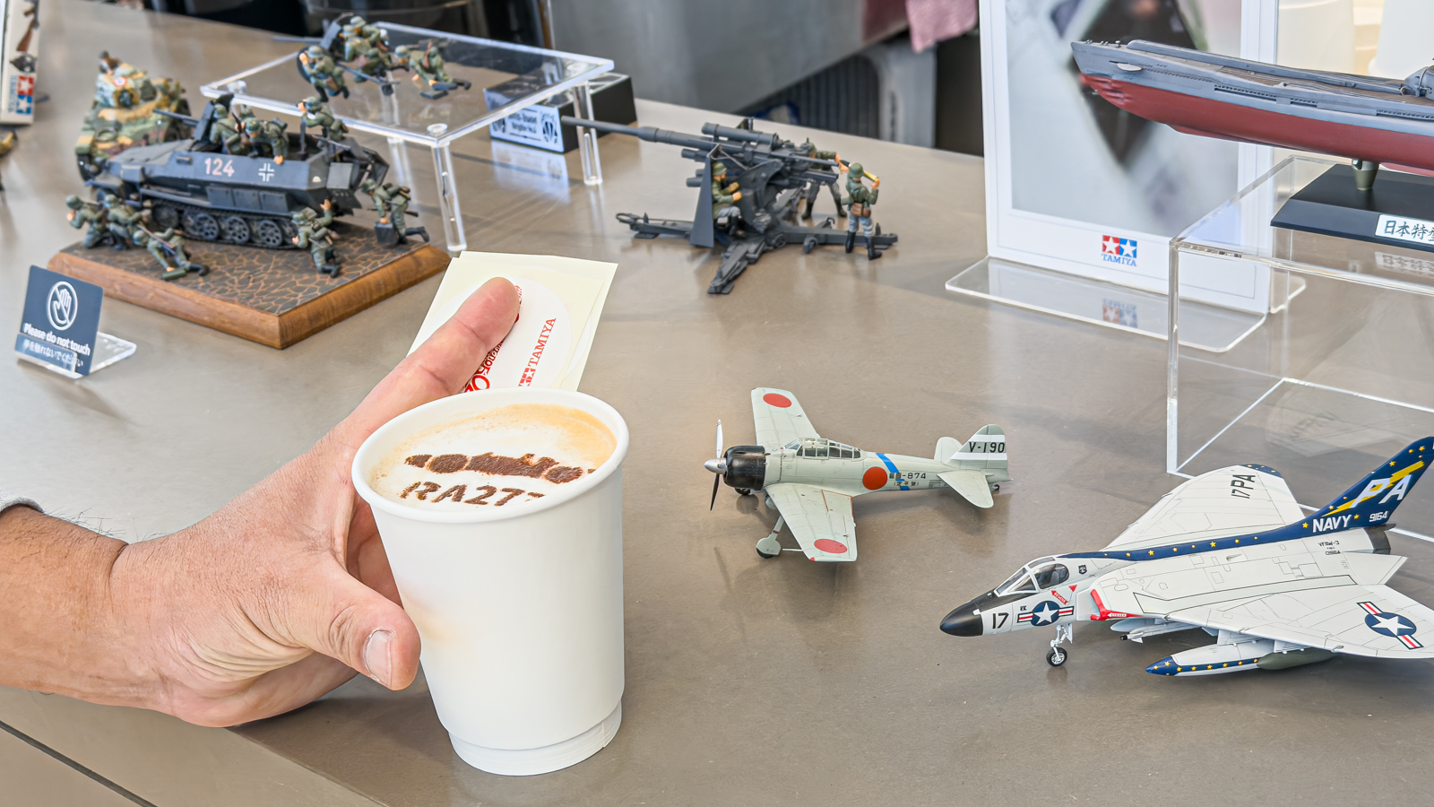 航空機モデル タミヤ 1/72 スケール 全塗装済み アンテナ改造取り付け