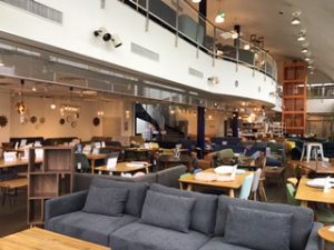 切り株の個性豊かな天板が魅力的なコーヒーテーブル】 - スタッフブログ