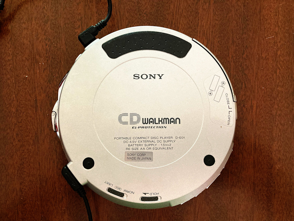My coolest, outdated retro device—The Sony D-E01 CD Walkman