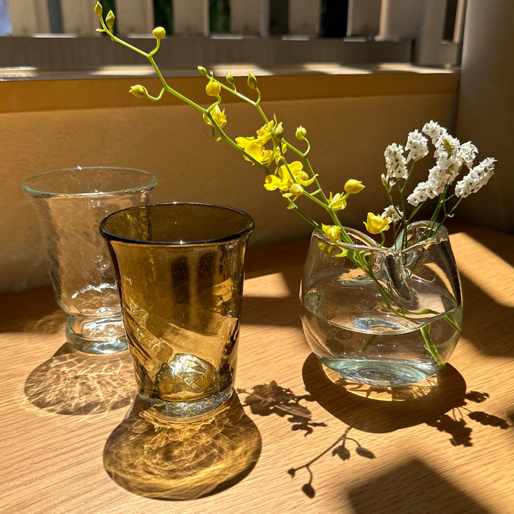 ころんとしたフォルムが愛らしい】【ガラス花器】ニジノハ 平岩 愛子