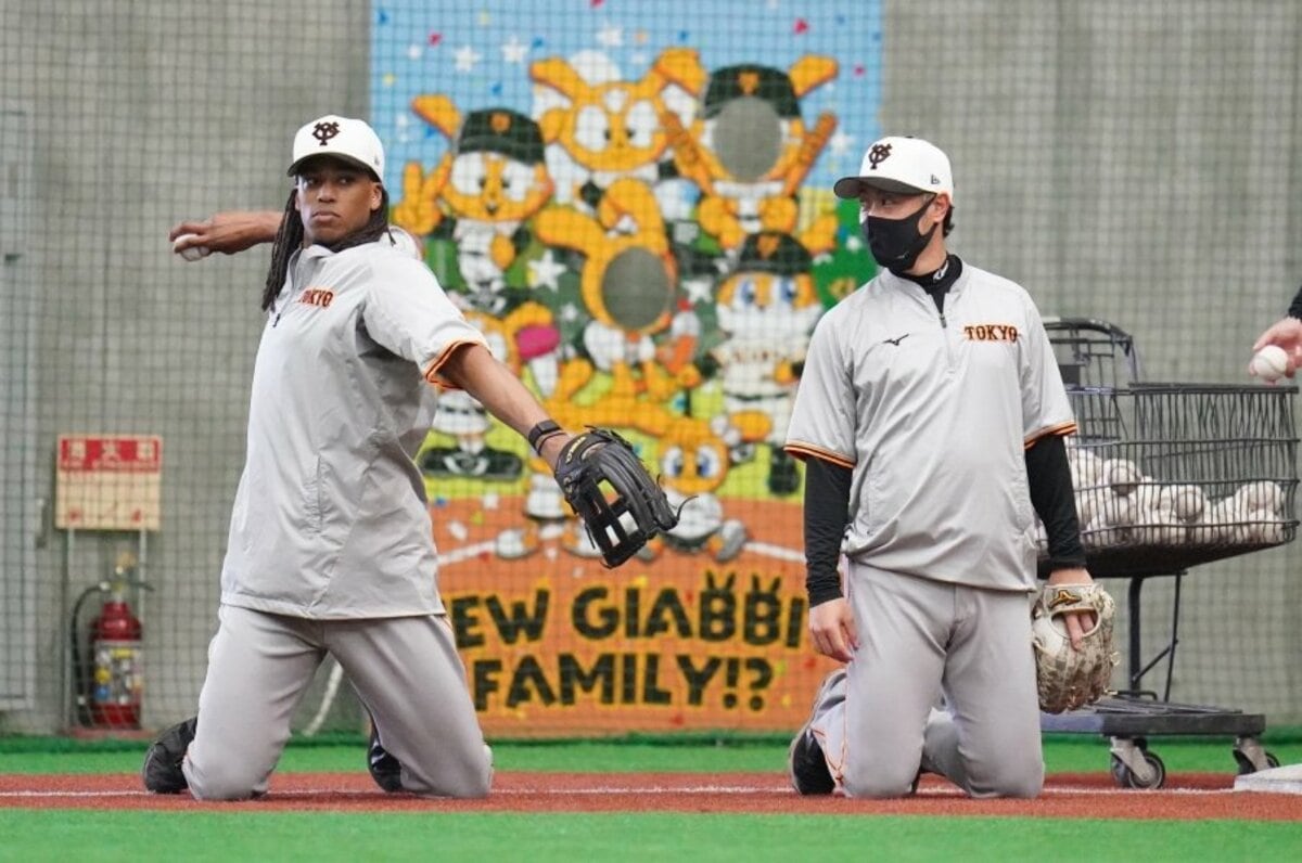 あの守備でよく使うな…」巨人・ウォーカー外野手（30歳）がブルペンで