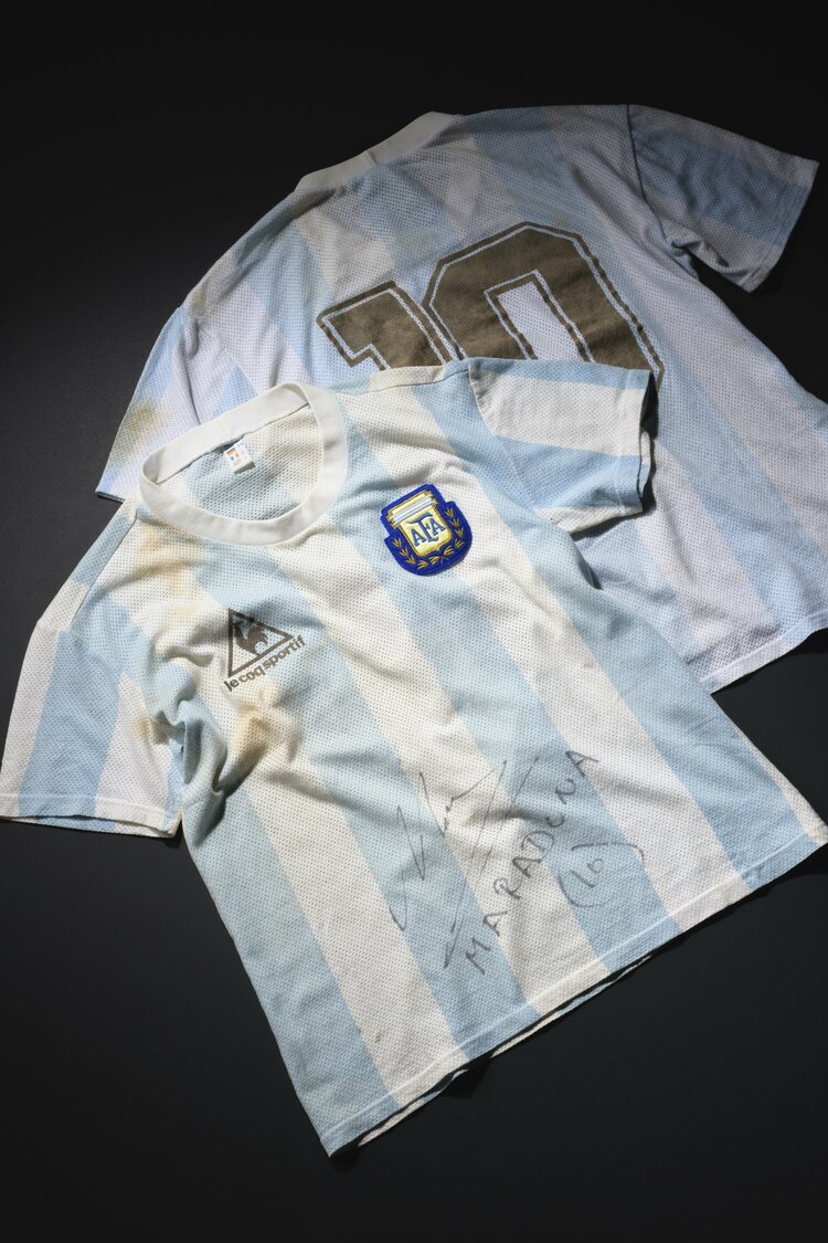 なぜマラドーナのお宝が日本にあるの？」本人着用の激レアグッズ