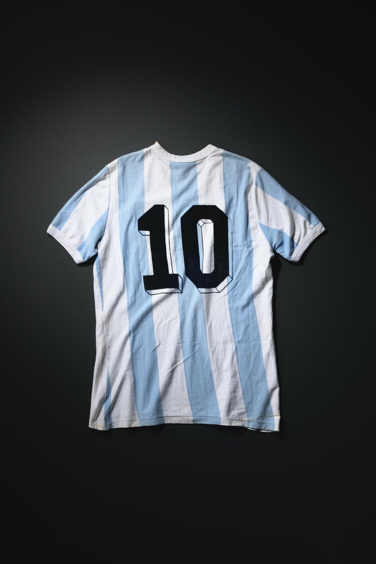 なぜマラドーナのお宝が日本にあるの？」本人着用の激レアグッズ