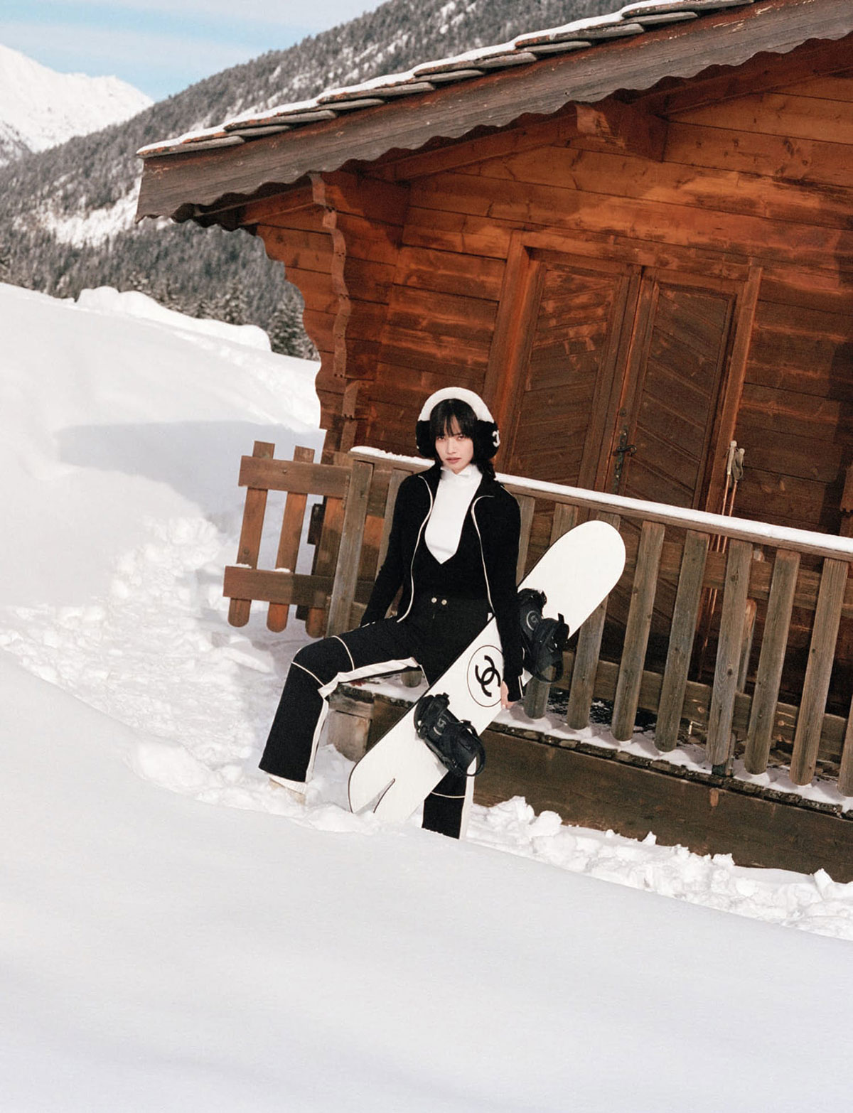 小松菜奈が「シャネル」2025/26年 ココ ネージュ コレクションの