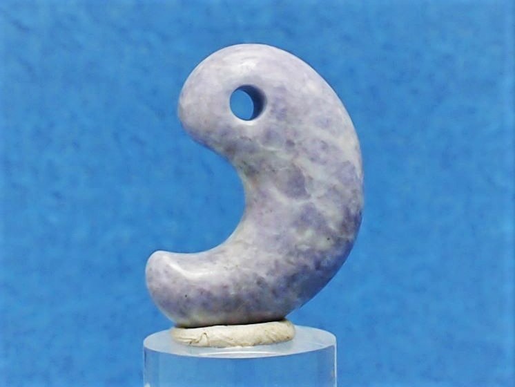 ラベンダーヒスイ胎児形勾玉