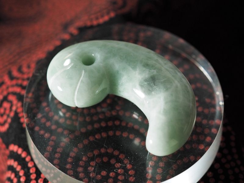 ロウカン質ヒスイ 宇木汲田遺跡出土 丁子頭勾玉モデル（40mmサイズ