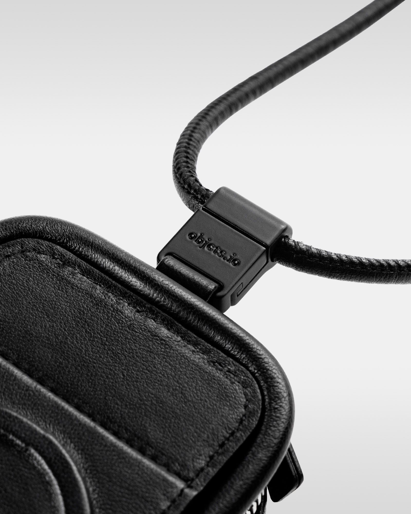 iPhone 17 / 16 / 15対応 レザーケースセット｜着脱ストラップ付き