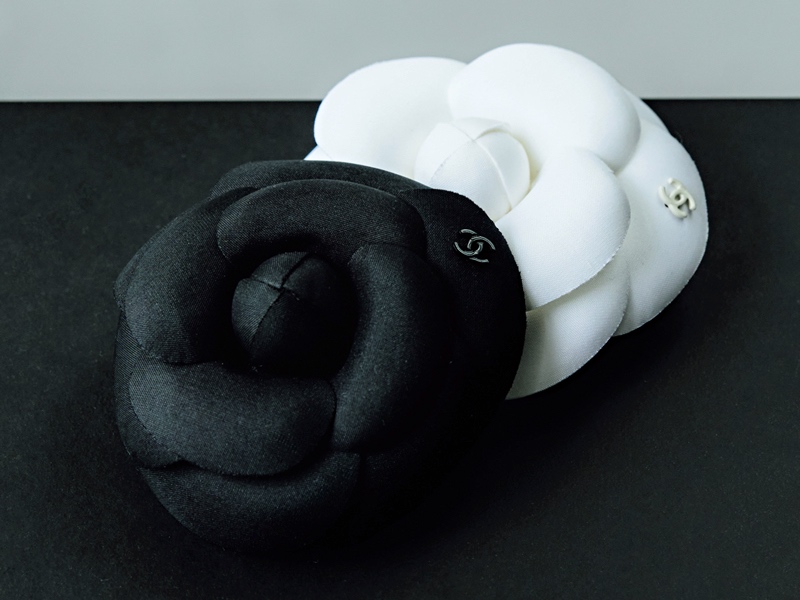 シャネルの永遠のモチーフ「カメリア」でおしゃれにスパイスを