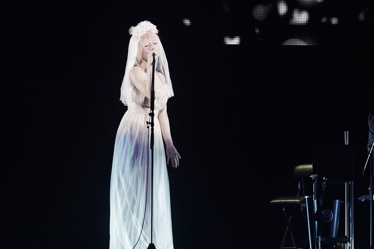 椎名林檎たまアリで「逆襲」スタート、MCなしで27曲 - 音楽ナタリー