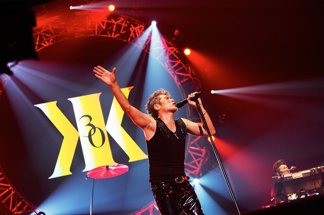 吉川晃司3日分の武道館公演を映像化、ダイジェストにシンバルキックも