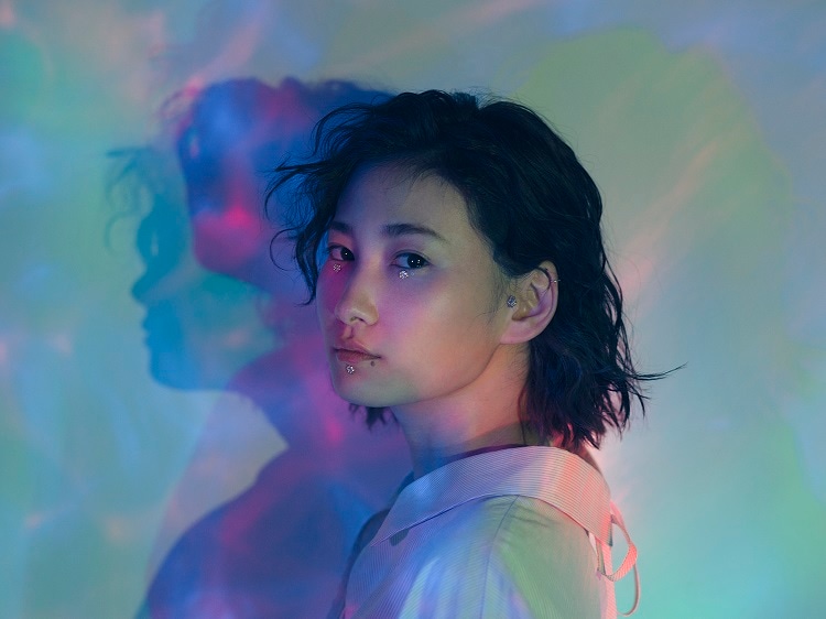 きのこ帝国・佐藤千亜妃が夏の夜の街を疾走「Summer Gate」MV公開