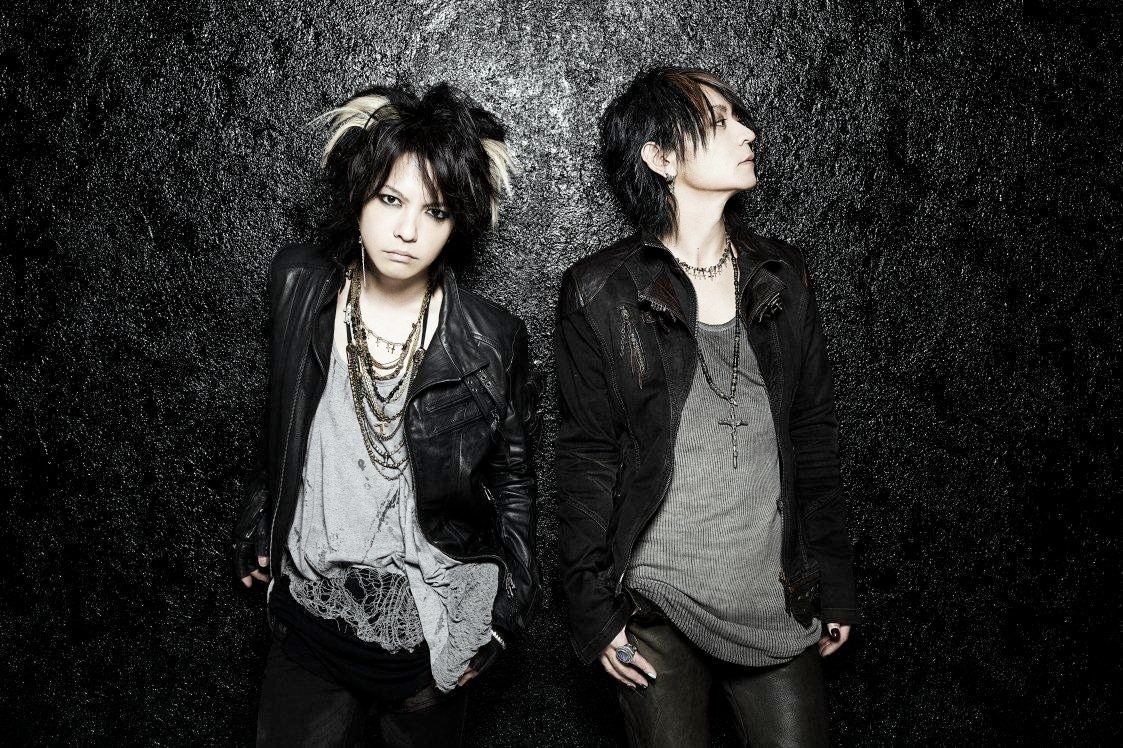 VAMPS再始動！怒濤の4カ月49公演ツアー敢行 - 音楽ナタリー