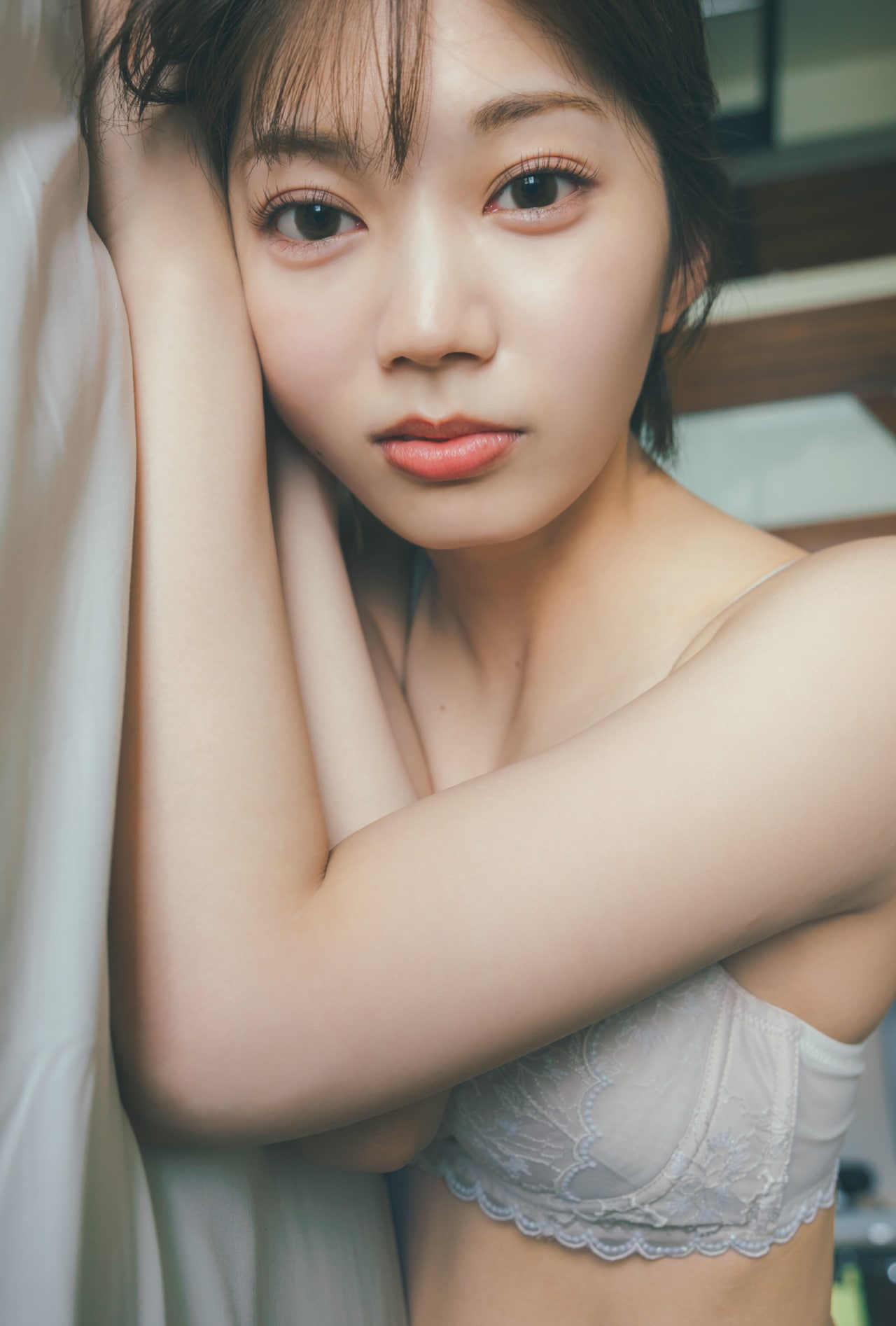 ランジェリー姿の高本彩花がこちらを見つめる（コメントあり） - 音楽