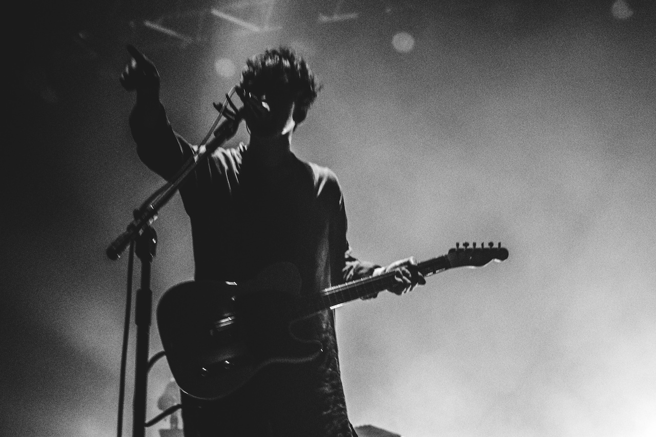 TK from 凛として時雨「誰我為」ツアー映像公開、指差しTKのライブ写真