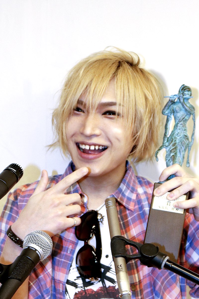 ゴールデンボンバー鬼龍院翔が入籍「変わらず音楽と笑いを軸にした活動