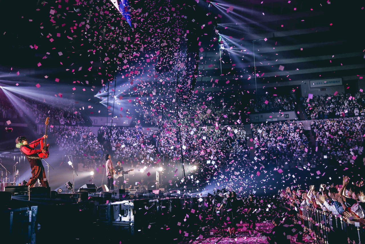 クリープハイプ、大歓声に包まれた大阪城ホール公演「前に進め、不規則