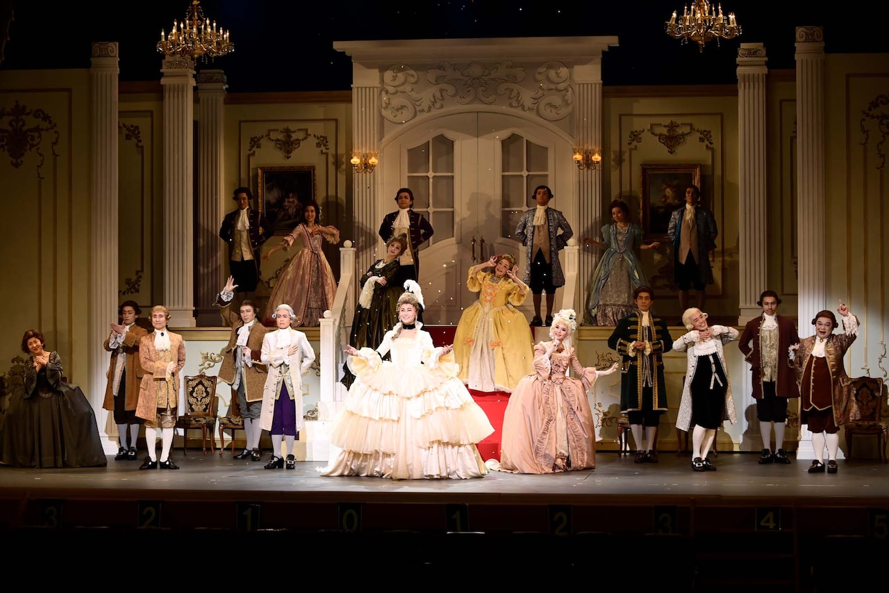 氷川きよし明治座での特別公演が上演中、さまざまな扮装姿で人助け