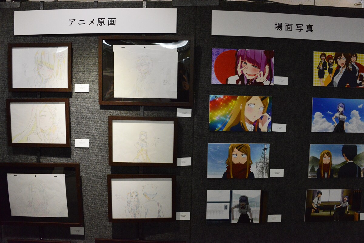 だがしかし」原画展が開催！イラストと一緒にミニコーラやヨーグル並ぶ