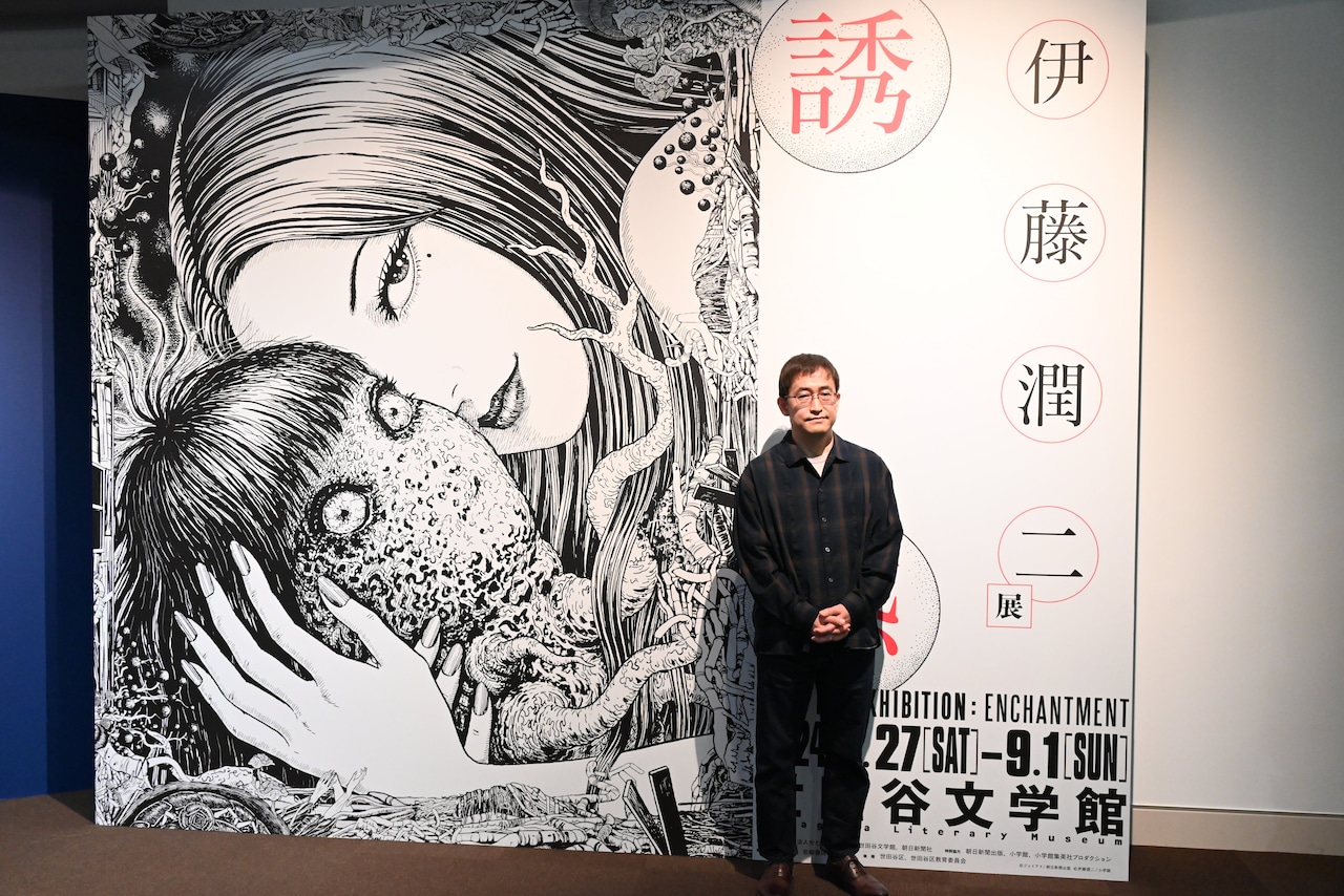 約600点におよぶ伊藤潤二の大型展示が開幕、伊藤の私物や大凶が多い