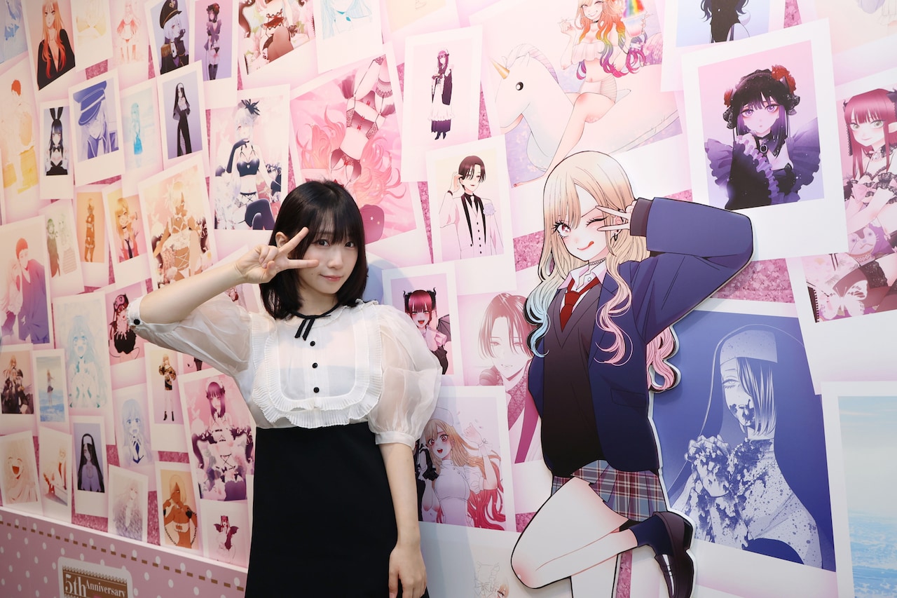 着せ恋」展が開幕、あかせあかりと伊織もえが原稿・イラストなど300点