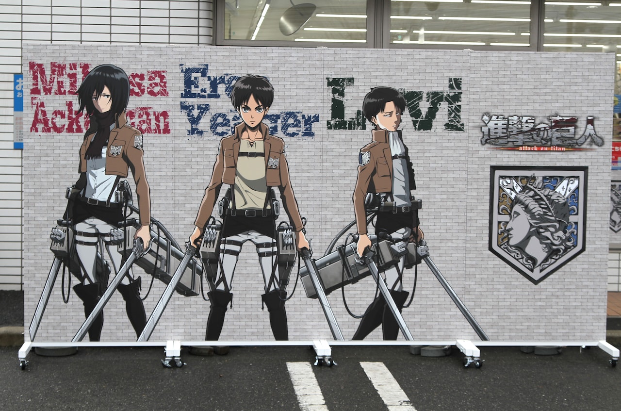 エレン、リヴァイ、ミカサが並んだ「巨大ウォール」。裏面には3人の中