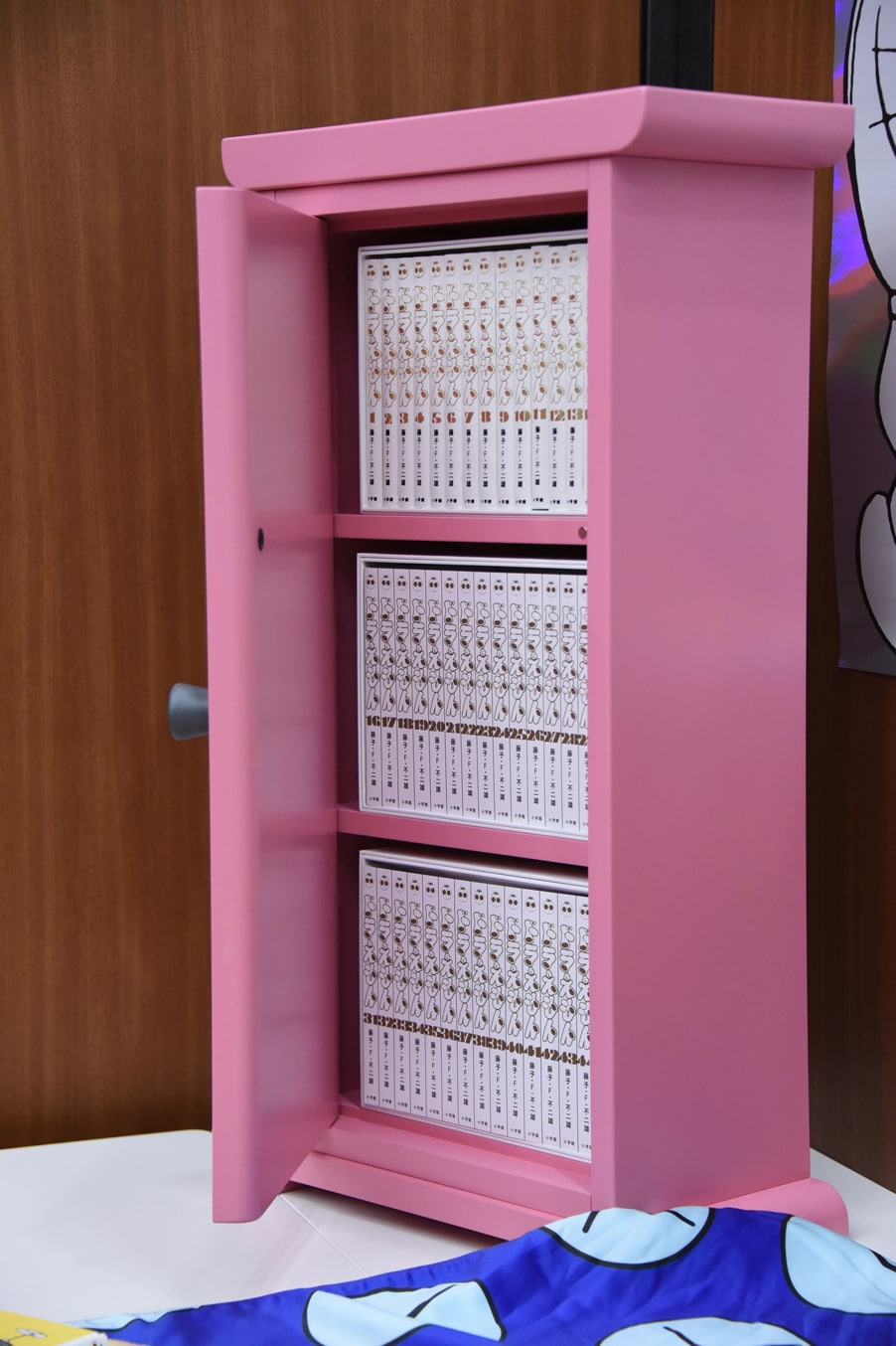 どこでもドア型本棚」のサンプルに「100年ドラえもん」45巻の見本が