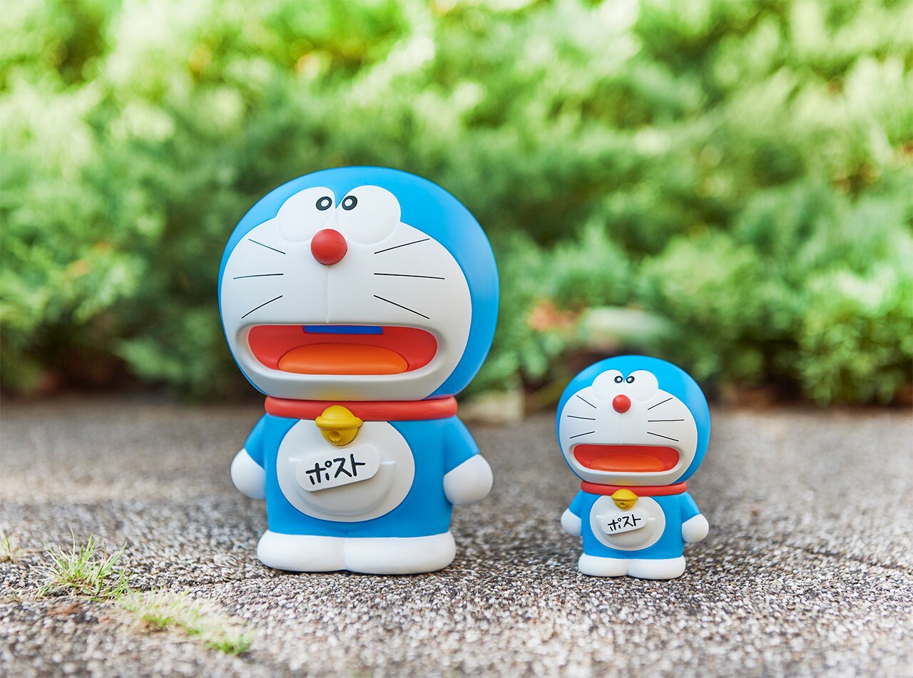 左から「貯金箱 代用シールでポストになったドラえもん」と