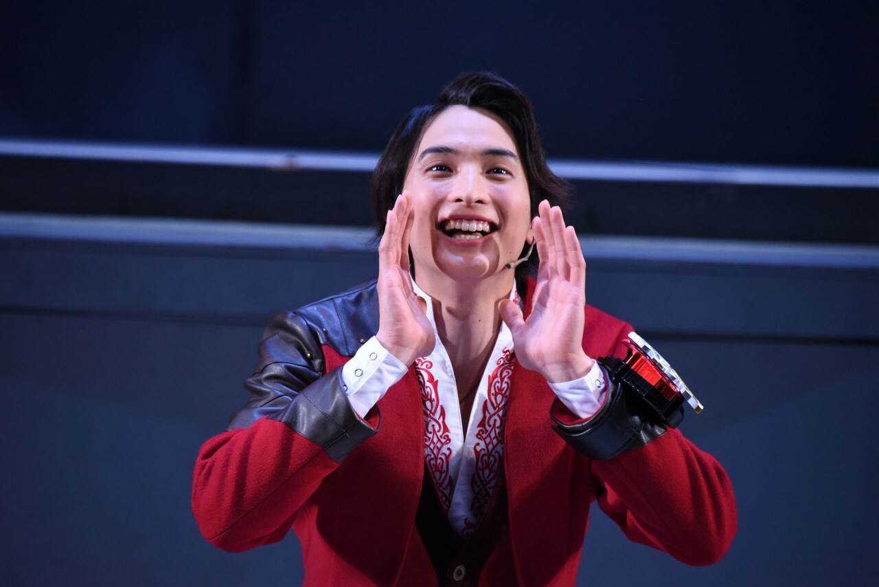 騎士竜戦隊リュウソウジャー」ヒーローショーより、一ノ瀬颯演じるコウ